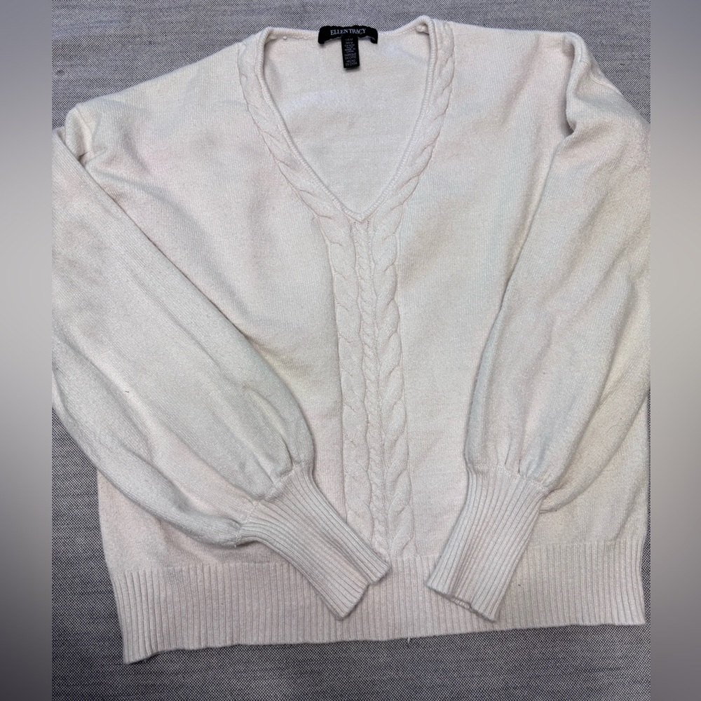 ⭕️Ellen Tracy Cream V-Neck Sweater